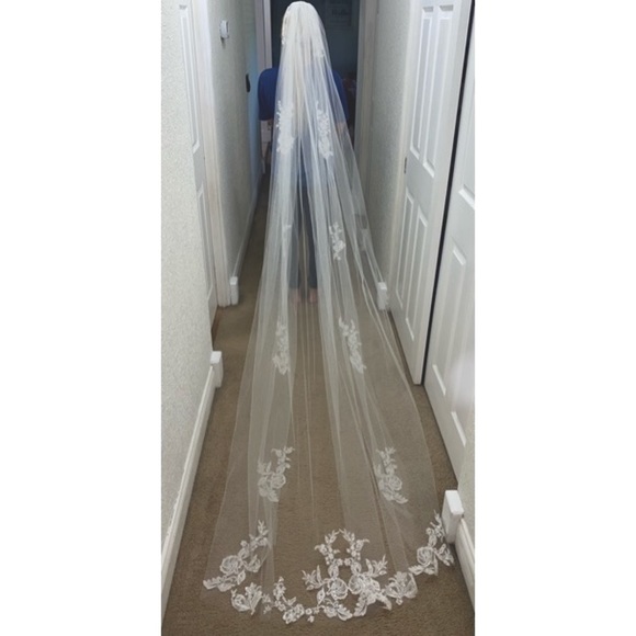 David's Bridal Accessories - *LAST CHANCE* Lace Appliqué cathedral Veil